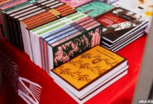 Изображение Шуфутинского в стиле комиксов на фоне книжных гор.