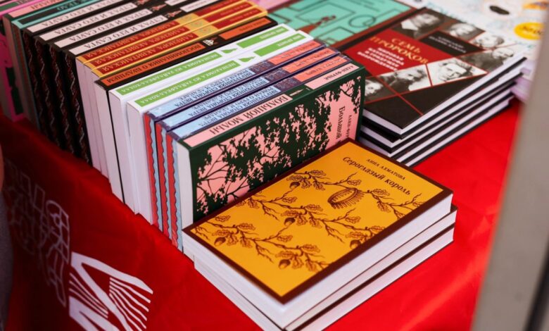 Изображение Шуфутинского в стиле комиксов на фоне книжных гор.