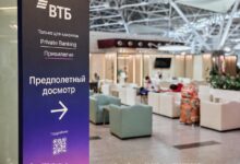 Счастливые путешественники в аэропорту без очередей