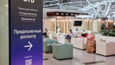 Счастливые путешественники в аэропорту без очередей