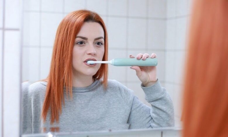 Женщина в ванной, погруженная в мыльную операцию с яркой улыбкой