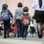 Дети первоклассники в новой школе