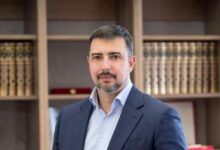 Волшебный пейзаж Красноярского края с научными лабораториями и туристами