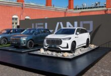 Мощный Jeland J8 на фоне городских пейзажей Санкт-Петербурга