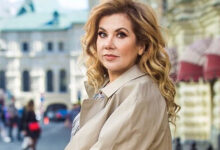 Марина Федункив с билетом в один конец, символизирующим ее новый старт