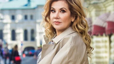 Марина Федункив с билетом в один конец, символизирующим ее новый старт