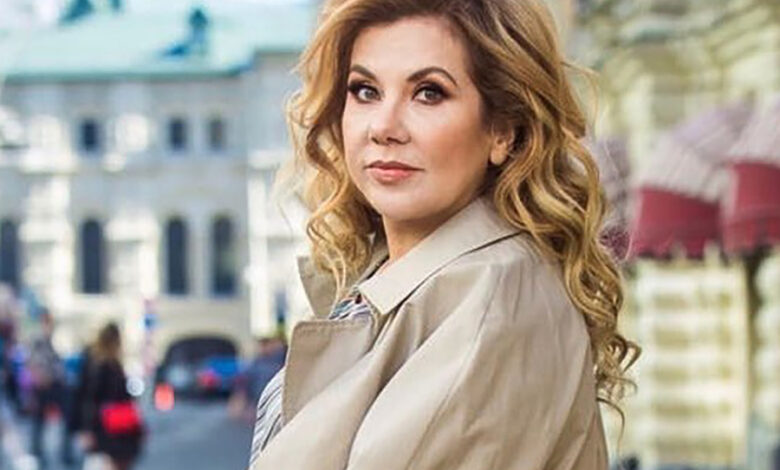 Марина Федункив с билетом в один конец, символизирующим ее новый старт