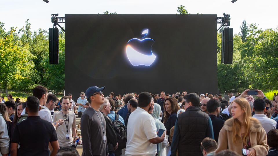 Изображение концепции сгибаемого iPhone от Apple