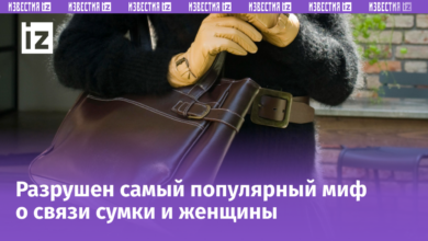 Женская сумка, полная различных предметов, символизирующая стиль и необходимость