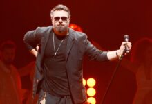 Алексей Чумаков с серьезным выражением лица