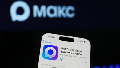 Изображение двух сторон Януса, олицетворяющего виртуальную жизнь в смартфоне
