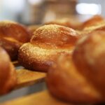 Пышные ватрушки на фоне праздничного стола