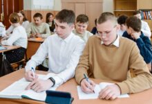 Дети-пятиклассники сидят за партами, выглядят напряженными и обеспокоенными