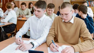 Дети-пятиклассники сидят за партами, выглядят напряженными и обеспокоенными