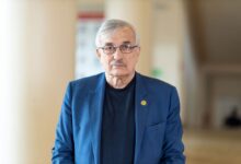 Профессор Гроховский с метеоритом, покорившим международное Метеоритное общество