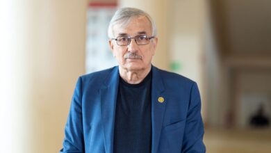 Профессор Гроховский с метеоритом, покорившим международное Метеоритное общество