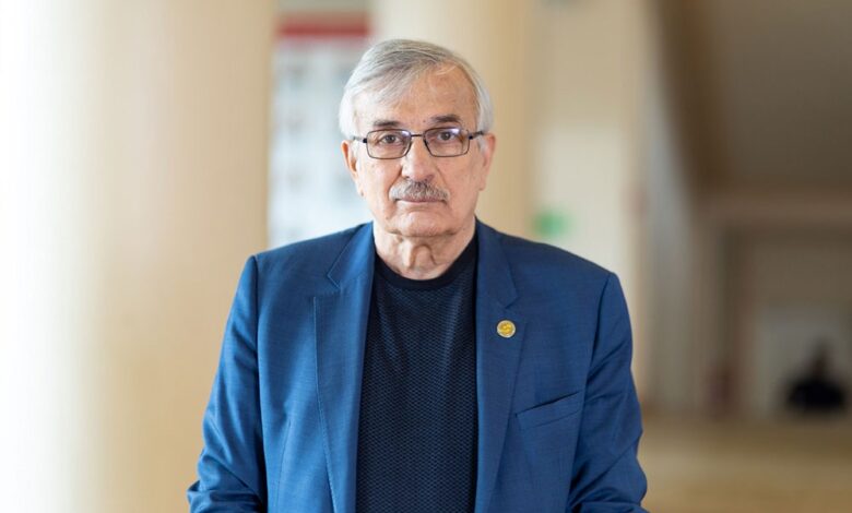 Профессор Гроховский с метеоритом, покорившим международное Метеоритное общество