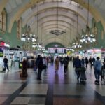 Изображение, иллюстрирующее концепцию использования виртуального рубля для улучшения комфорта на вокзалах.
