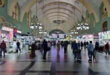 Изображение, иллюстрирующее концепцию использования виртуального рубля для улучшения комфорта на вокзалах.