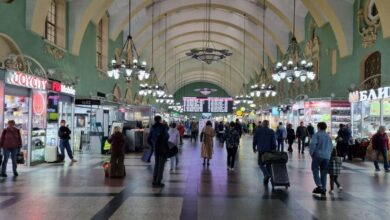 Изображение, иллюстрирующее концепцию использования виртуального рубля для улучшения комфорта на вокзалах.