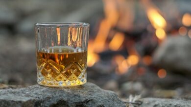 Шотландцы в килтах на фоне бутылок российского виски, символизирующего его успех на мировых рынках.