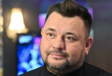 Сергей Жуков на театральной сцене в мюзикле «Плакса»
