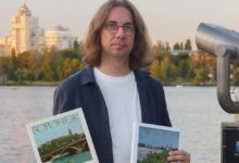 Изображение машины времени в белой суперобложке, посвященное 440-летию Воронежа