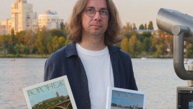 Изображение машины времени в белой суперобложке, посвященное 440-летию Воронежа