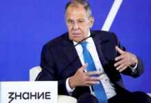 Дети дипломатов, изучающие китайские иероглифы