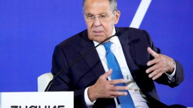 Дети дипломатов, изучающие китайские иероглифы