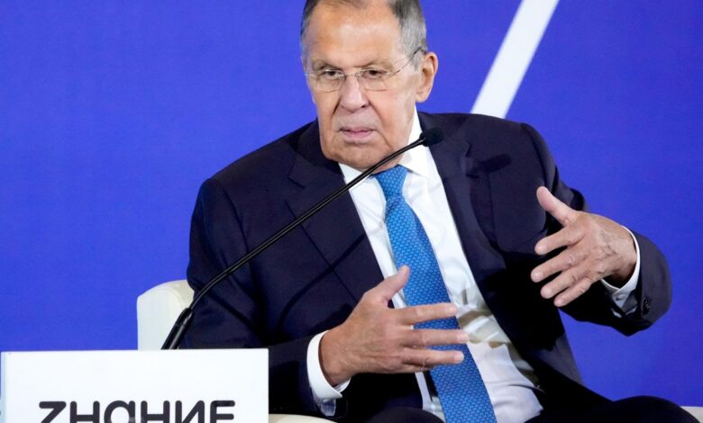 Дети дипломатов, изучающие китайские иероглифы