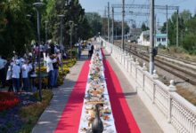 100-метровый стол, объединивший планету, на гастрономическом фестивале в Махачкале.