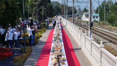 100-метровый стол, объединивший планету, на гастрономическом фестивале в Махачкале.