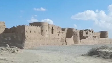 Изображение глиняного замка в Иране, напоминающего швейцарские банки.