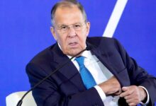 Изображение, иллюстрирующее концепцию дипломатии и ночных сказок, с Сергеем Лавровым на фоне.
