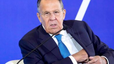 Изображение, иллюстрирующее концепцию дипломатии и ночных сказок, с Сергеем Лавровым на фоне.
