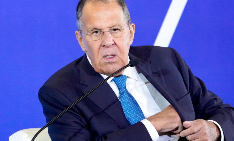 Изображение, иллюстрирующее концепцию дипломатии и ночных сказок, с Сергеем Лавровым на фоне.