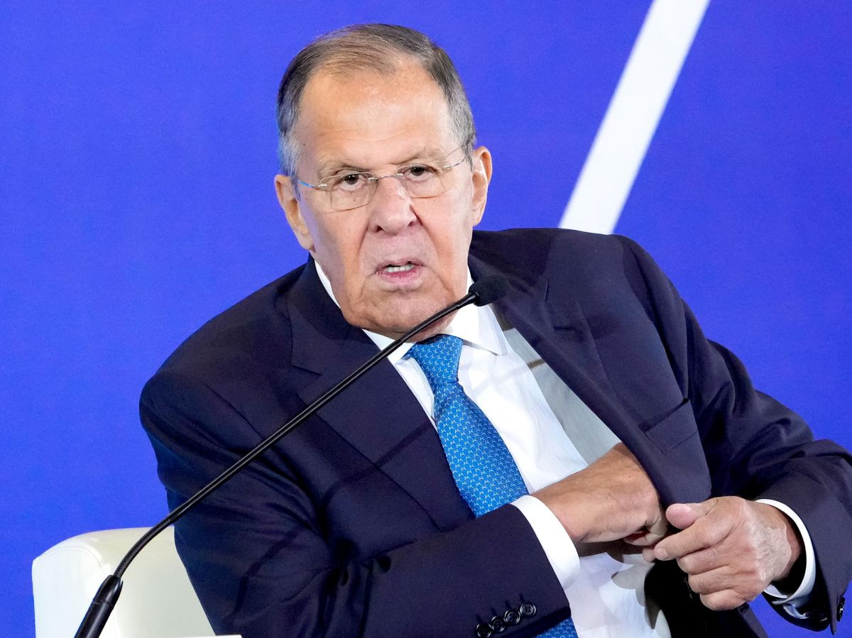 Изображение, иллюстрирующее концепцию дипломатии и ночных сказок, с Сергеем Лавровым на фоне.