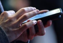 Венгерский блогер с смартфоном, исследующий русские технологии