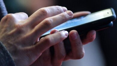 Венгерский блогер с смартфоном, исследующий русские технологии