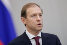 Автомобиль отечественного производства на фоне завода