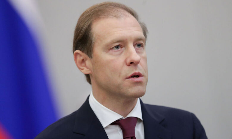 Автомобиль отечественного производства на фоне завода