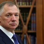 Осенний пейзаж с рекой и рыбой, символизирующий изменения в сентябре