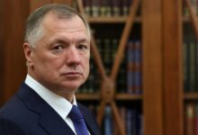 Осенний пейзаж с рекой и рыбой, символизирующий изменения в сентябре