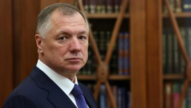 Осенний пейзаж с рекой и рыбой, символизирующий изменения в сентябре