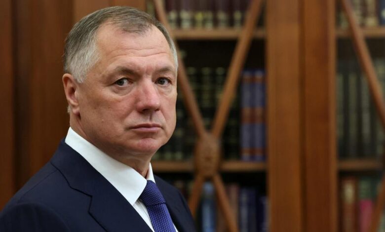 Осенний пейзаж с рекой и рыбой, символизирующий изменения в сентябре