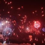 Праздничное небо Костромы, освещенное фейерверками над рекой Волгой