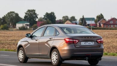 Два человека из Тувы с новыми автомобилями Lada Vesta