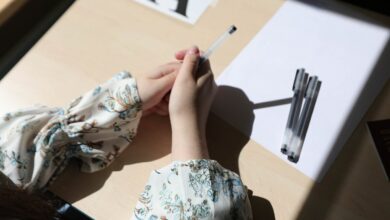 Молодые люди обсуждают историю с элементами мемов
