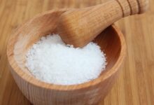 Чистый холодильник с солью для устранения запахов
